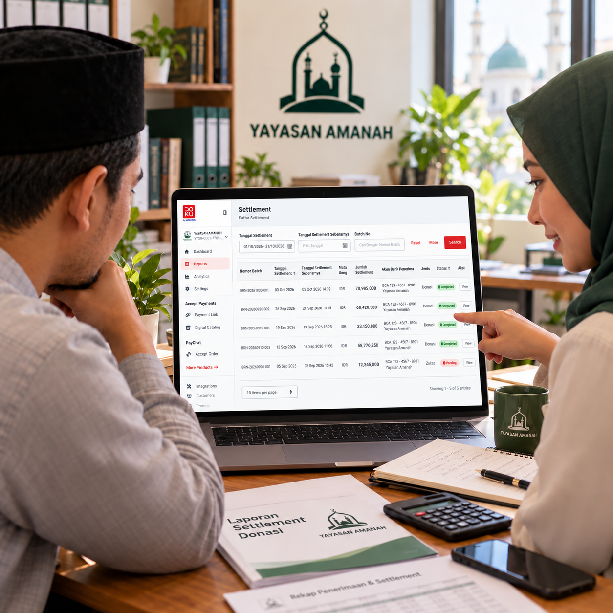 Tim organisasi meninjau transaksi dan settlement donasi