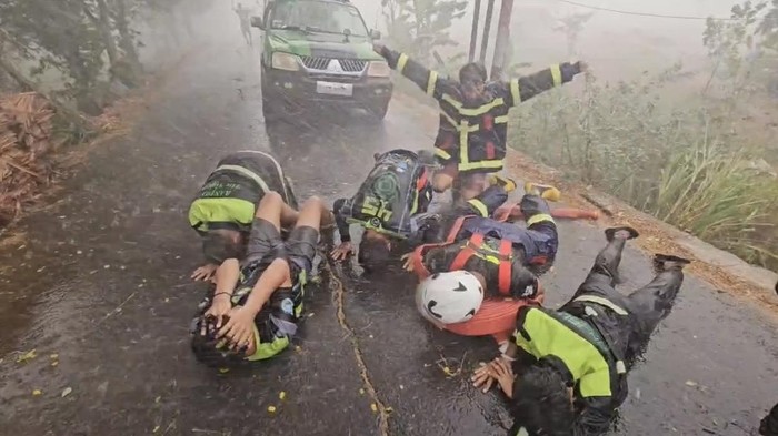 Hujan membasahi kawasan hutan tropis Kalimantan di tengah harapan meredakan kebakaran hutan dan lahan